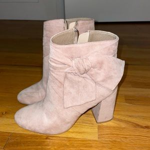 Ever new size 7 booties with bow detail